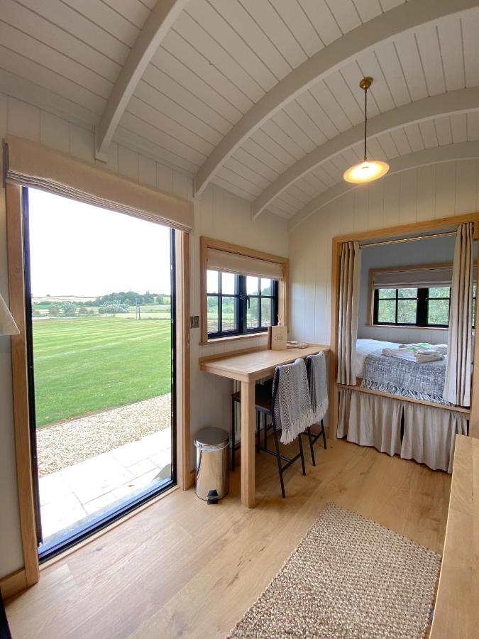 The Black Swan Shepherd Hut Ketton 外观 照片