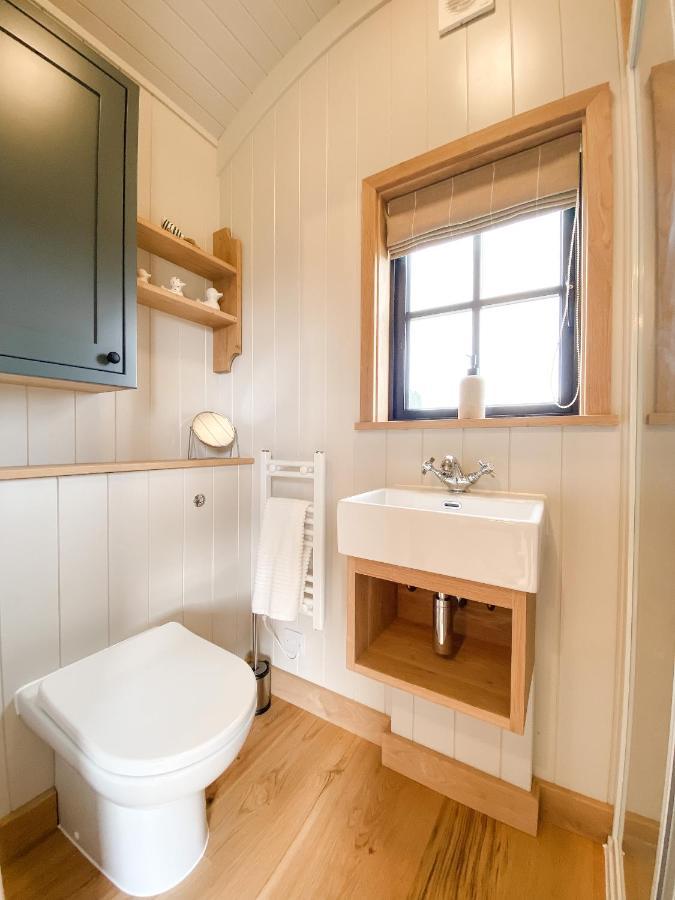 The Black Swan Shepherd Hut Ketton 外观 照片