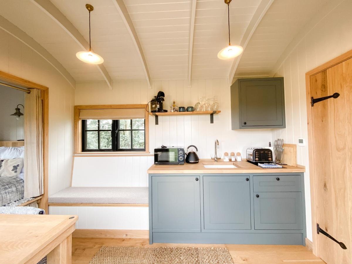 The Black Swan Shepherd Hut Ketton 外观 照片