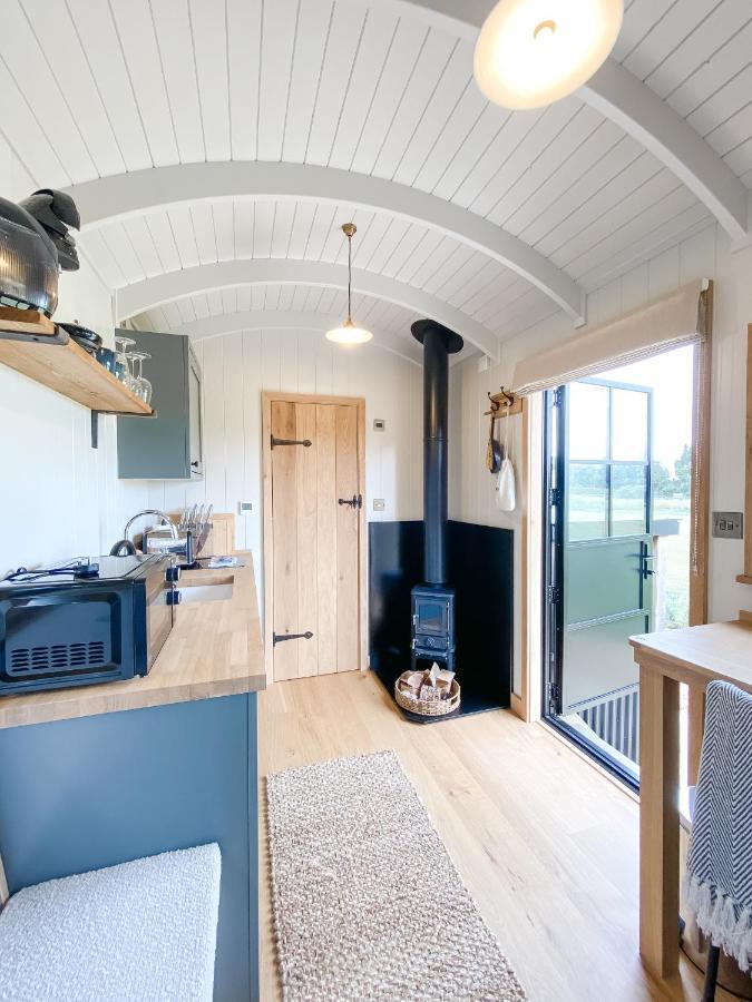 The Black Swan Shepherd Hut Ketton 外观 照片